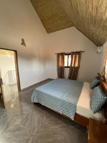 a bedroom with a bed in a room at Villa John et Nini in Saly Portudal