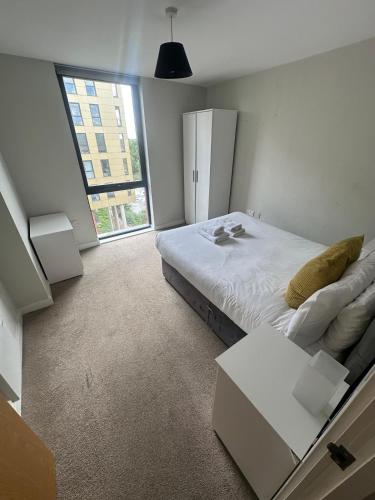 Una cama o camas en una habitación de Beehosting Adelphi Wharf Apartments