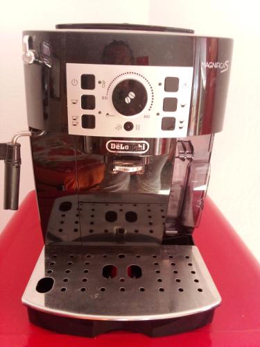 un mixeur assis au-dessus d'une table rouge dans l'établissement Petit Studio, à Lorgues