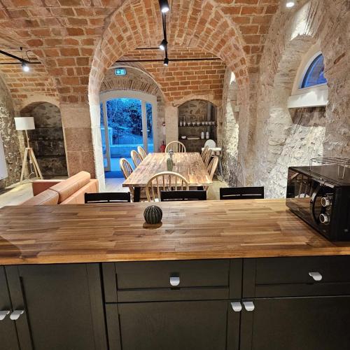 une cuisine avec un comptoir en bois dans une pièce dans l'établissement Gîte du Cordon de Loire, à Jargeau