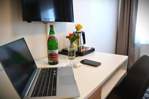 a laptop computer sitting on top of a desk at D&D Hotel by Wiggers in Bad Oldesloe