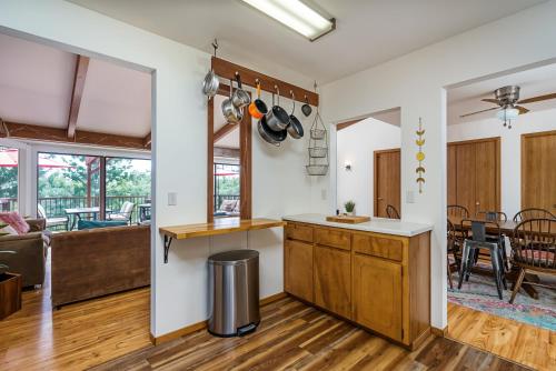 Η κουζίνα ή μικρή κουζίνα στο The Happy Place Mountain View Home