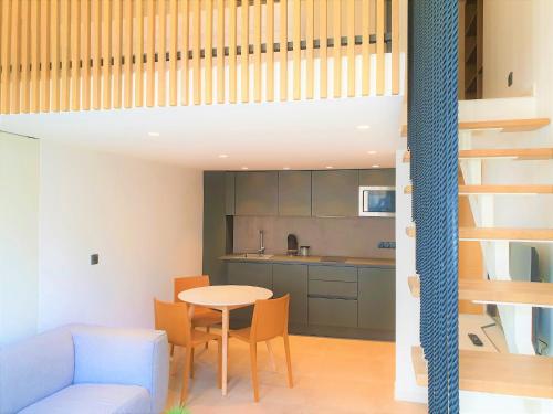 une petite cuisine et salle à manger avec une table et des chaises dans l'établissement BAIE DES ANGES DUPLEX 205, à Nice