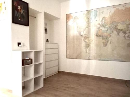 a room with a world map on the wall at Casa Giannina in Germignaga