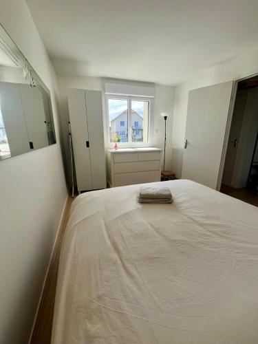 Postel nebo postele na pokoji v ubytování Brèche Marais - Duplex niché en bord de mer