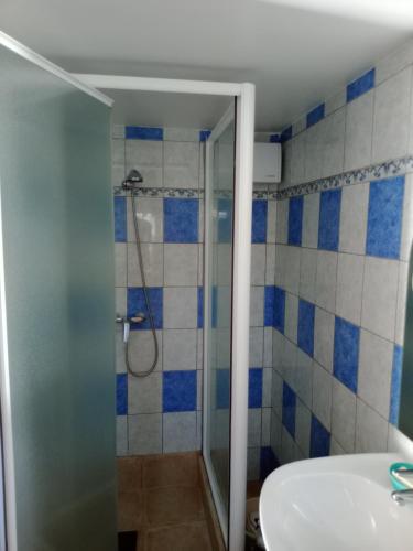 Photo de la galerie de l'établissement appartement en pleine nature avec terrasse, à Sablières