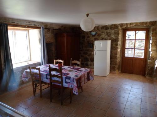 Photo de la galerie de l'établissement appartement en pleine nature avec terrasse, à Sablières