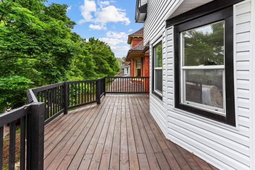 Μπαλκόνι ή βεράντα στο Spacious 4BR House Near Downtown, Perfect for Groups & Pets