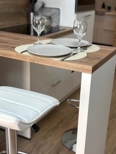 une table avec deux verres en dessus dans l'établissement Le 89 Appartement au calme au centre de Cherbourg, à Cherbourg en Cotentin