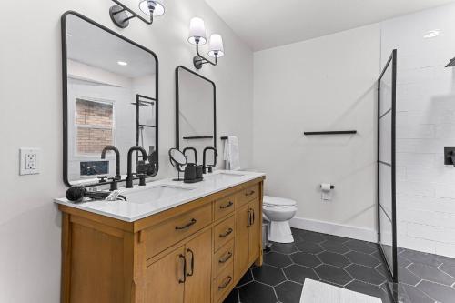 Ένα μπάνιο στο Spacious 4BR House Near Downtown, Perfect for Groups & Pets
