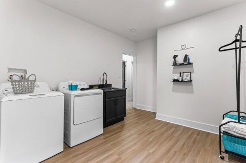 Η κουζίνα ή μικρή κουζίνα στο Spacious 4BR House Near Downtown, Perfect for Groups & Pets