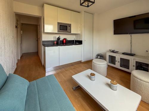 un salon avec un canapé et une table dans l'établissement Les Papillons T2 Le Moulleau Arcachon plage à 50m, à Arcachon