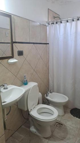 a bathroom with a white toilet and a sink at Departamento la India 1 Temporario in San Fernando del Valle de Catamarca
