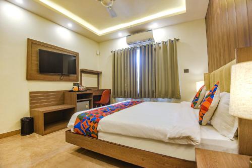 Ένα ή περισσότερα κρεβάτια σε δωμάτιο στο FabHotel Prime PAS Resorts - A Lake View Hotel