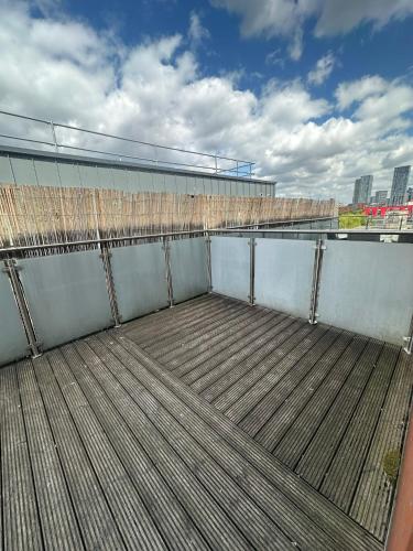 Un balcón o terraza en Beehosting Adelphi Wharf Apartments