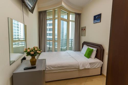 Ένα ή περισσότερα κρεβάτια σε δωμάτιο στο Nice Single Rooms for "girls" only in Dubai, Marina