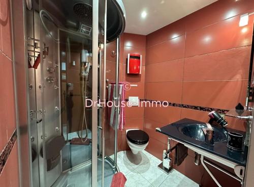 une salle de bain avec une douche, des toilettes et un lavabo dans l'établissement Village naturiste port nature 618, au Cap d'Agde