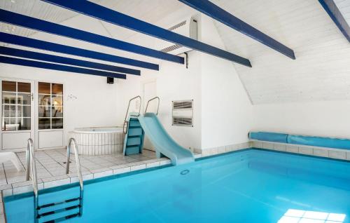 Πισίνα στο ή κοντά στο Stunning Home In Ulfborg With Sauna