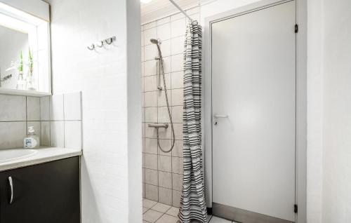 Ένα μπάνιο στο Stunning Home In Ulfborg With Sauna