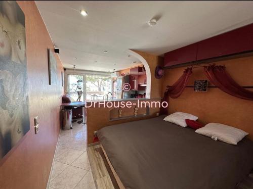 une chambre avec un grand lit dans une pièce dans l'établissement Village naturiste port nature 618, au Cap d'Agde