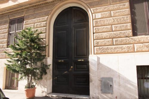 una porta nera su un edificio con un albero di Natale di Guesthouse Sant'Angelo a Roma