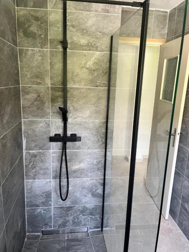 une douche avec une porte vitrée dans une salle de bain dans l'établissement appartement 4 couchages, à Saint-Raphaël