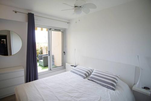 - une chambre avec un lit avec deux oreillers et une fenêtre dans l'établissement Appartement moderne, 2 chambres, terrasse vue mer,, à La Seyne-sur-Mer