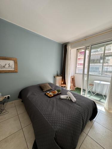 - une chambre avec un lit et un plateau de nourriture dans l'établissement Appartement proche Croisette HAN1913, à Cannes
