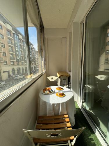 une table avec une assiette de nourriture dans une pièce avec une fenêtre dans l'établissement Appartement proche Croisette HAN1913, à Cannes