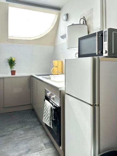 La cuisine est équipée d'un réfrigérateur et d'un évier. dans l'établissement Évasion paisible au Ponant, entre pins & étang , plage a pied, à La Grande Motte