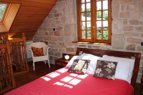 - une chambre avec un lit dans un bâtiment en pierre dans l'établissement Gîte de l'Ermitage en Brocéliande 2 à 4 personnes, à Mauron