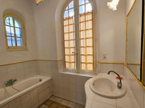 une salle de bain blanche avec une baignoire et un lavabo dans l'établissement Maison de plain-pied avec vue mer, à Saint-Mandrier-sur-Mer