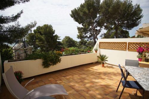 Photo de la galerie de l'établissement Grande terrasse vue mer, plancha, piscine, 2 chambres, à La Seyne-sur-Mer