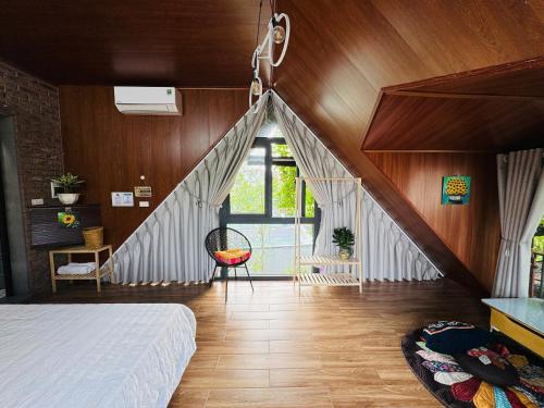 Giường trong phòng chung tại Cozy Haven - Sunflower Room - Pebble-Floor Bath