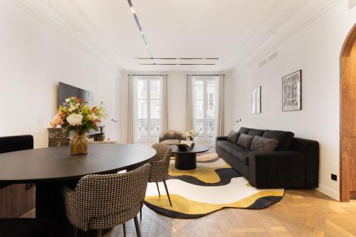 un salon avec une table et un canapé dans l'établissement Oniri - Serviced Apartments in Louvre - Rue de Richelieu, à Paris