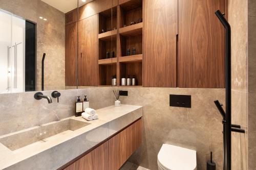 une salle de bain avec un lavabo et des toilettes dans l'établissement Oniri - Serviced Apartments in Louvre - Rue de Richelieu, à Paris