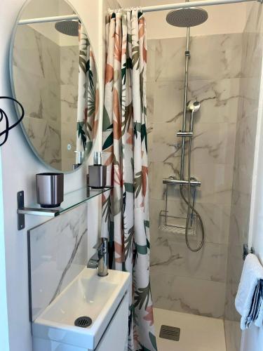 une salle de bain avec douche et lavabo dans l'établissement Le Quiet Spot, plein coeur de Bayeux, à Bayeux