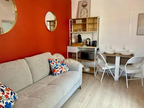 un salon avec un canapé et une table dans l'établissement Le Quiet Spot, plein coeur de Bayeux, à Bayeux