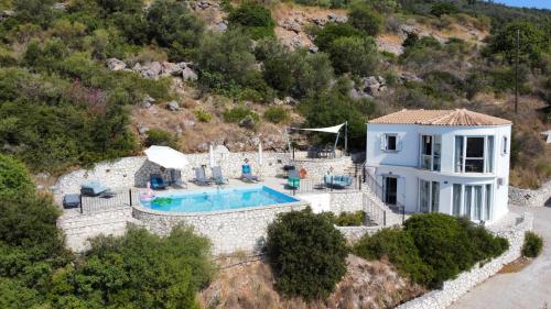 Der Swimmingpool an oder in der Nähe von Villa Petros, Vassiliki, Lefkada - 3 bedrooms, pool, stunning views