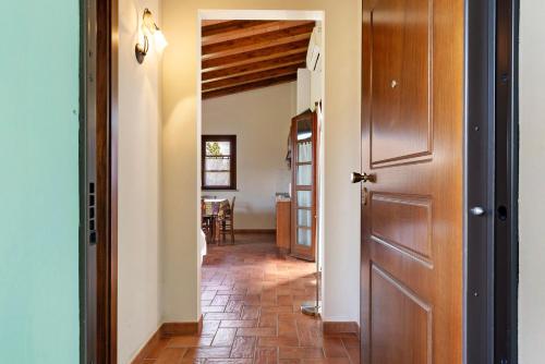 a hallway with a door and a dining room at La Bettola Tavern Rooms Restaurant in Montopoli in Val dʼArno