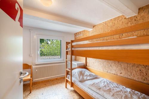 Giường trong phòng chung tại Naturerlebnishaus Gaistal 32