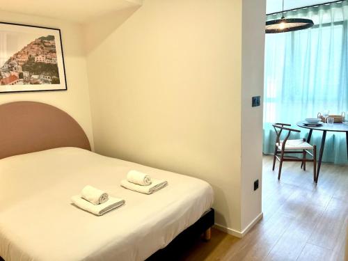 une chambre avec un lit avec deux serviettes dessus dans l'établissement We Live Inn Sharies Reims - B502, à Reims