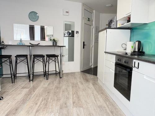 Una cocina o zona de cocina en ÁTRIUM Apartman Kaposvár