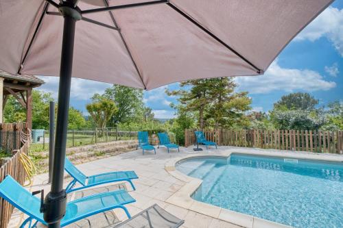 un patio avec des chaises et un parasol à côté d'une piscine dans l'établissement Maison de vacances avec piscine, à Sarlat-la-Canéda
