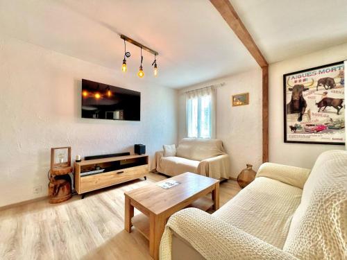 un salon avec un canapé et une table dans l'établissement La Maison des Copains à Moussac, à Moussac