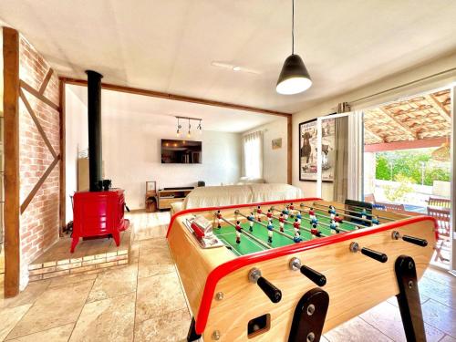 une chambre avec un baby-foot dans l'établissement La Maison des Copains à Moussac, à Moussac