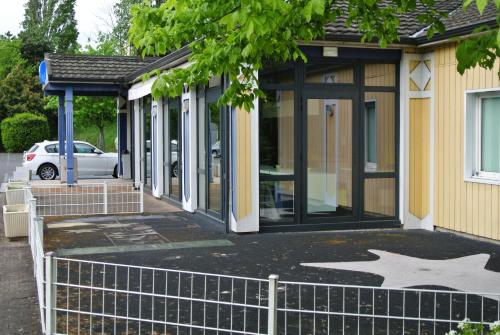 a building with a white star painted on the side of it at ibis budget Marne la Vallée Bry sur Marne in Bry-sur-Marne