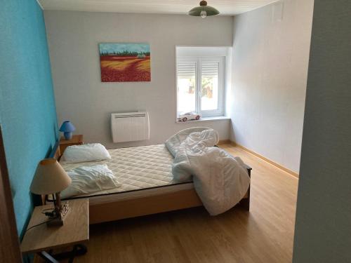 une chambre avec un lit et une fenêtre dans l'établissement Location, à La Celle-sous-Gouzon