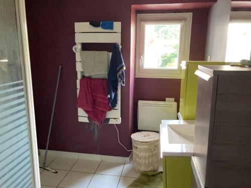 La salle de bains est pourvue de toilettes et d'une étagère avec des serviettes. dans l'établissement Location, à La Celle-sous-Gouzon