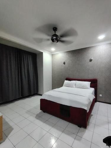 a bedroom with a bed and a ceiling fan at DIAZ Homestay in Sungai Buluh